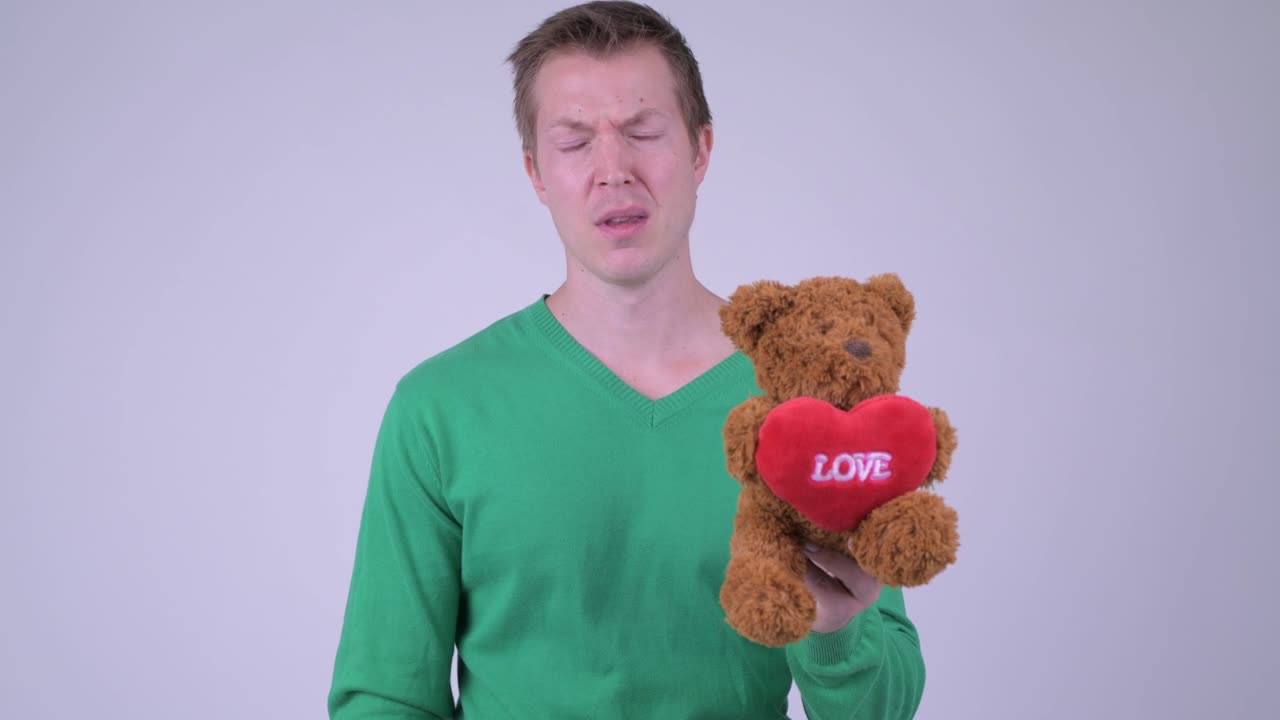 발렌타인 데이를 위해 준비된 젊은 잘생긴 남자