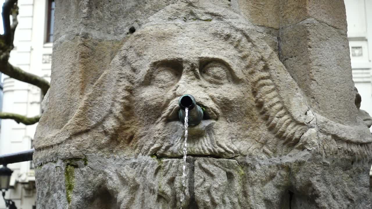 La fontana nel centro storico de La Coruña, Spagna. Al rallentatore.