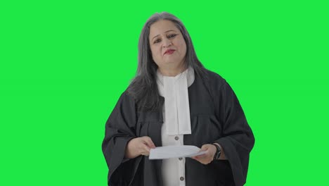 feliz abogada india de alto rango luchando contra el caso pantalla verde