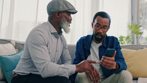 Zuhause,-Vater-Und-Sohn-Mit-Einem-Mobiltelefon