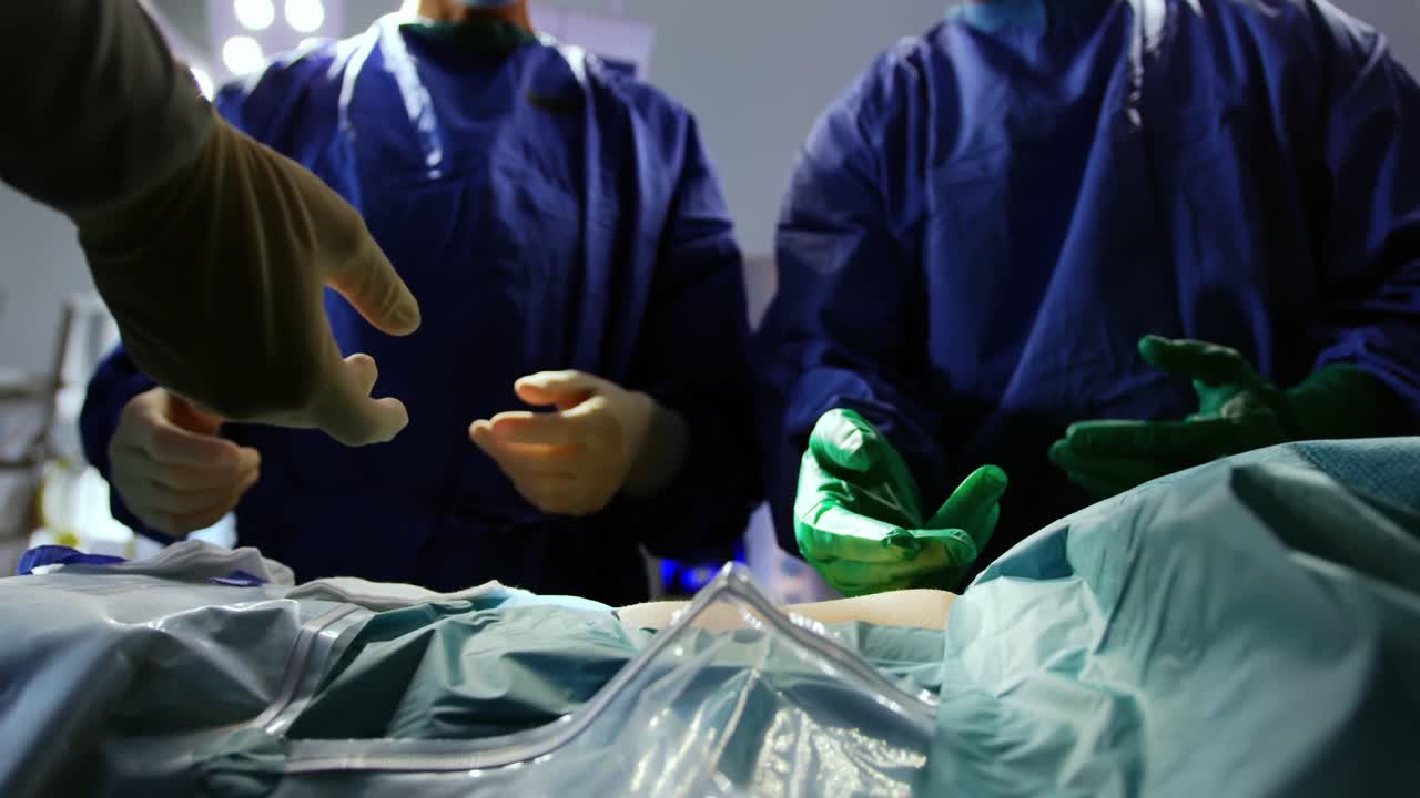 cirujanos que realizan la operación 4k