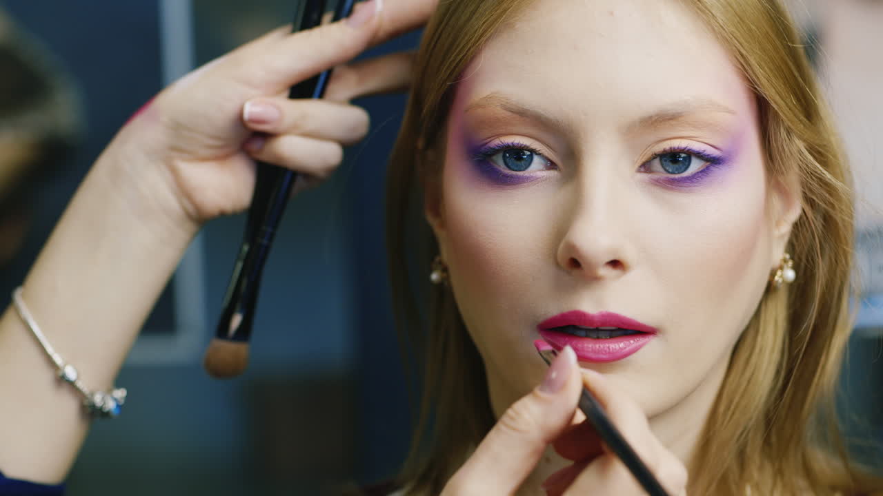 modelos para maquillarse en el salón de belleza