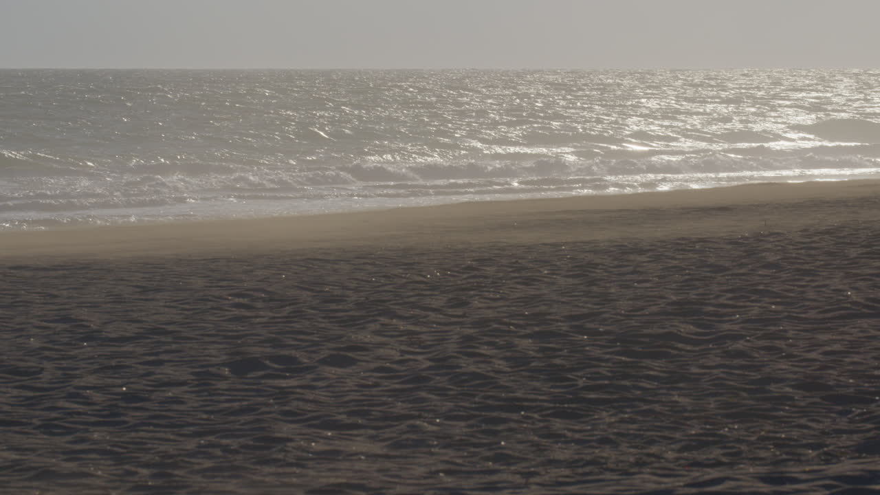 сцена с ветром на пляже