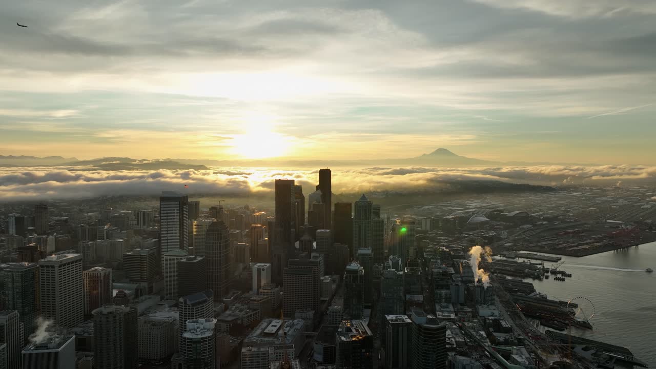 밝은 해가 뜨면 시애틀의 구름과 마천루가 빛납니다.