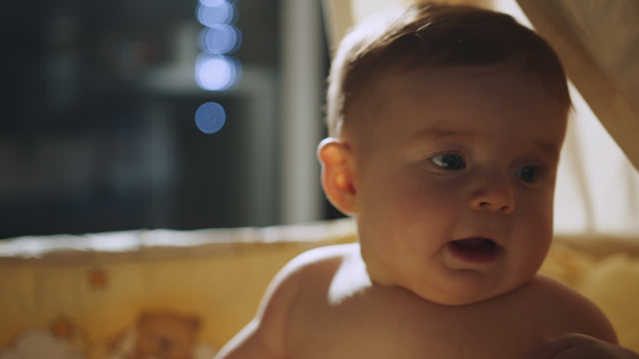 bebé mirando a su alrededor