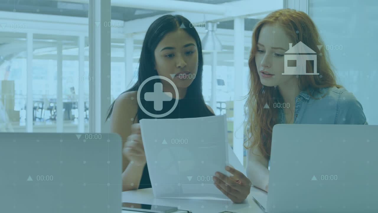 animación del procesamiento de datos sobre diversas personas de negocios hablando en la oficina