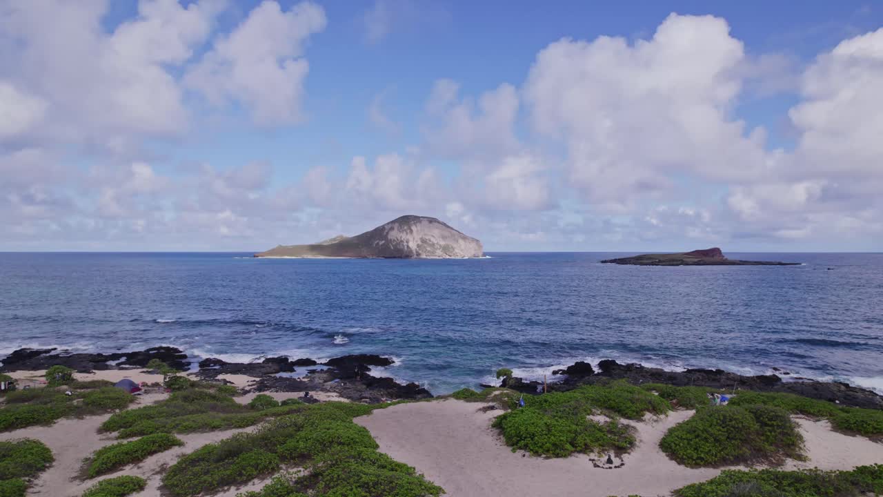 태평양의 오아후 해안에서 두 개의 작은 화산 형성 섬의 정지, 하와이, 모래 해변과 전면에 초록색