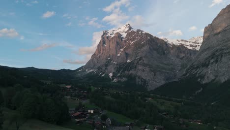 Langsamer-Annäherungsschuss-Im-Grindelwaldtal-Bei-Sonnenuntergang-Mit-Alpengipfeln