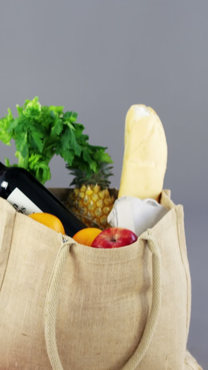 verduras frescas, frutas, botella en la bolsa de la compra