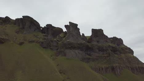 Video-Arial-De-Montaña-Cerca-De-Fossalar-En-Islandia