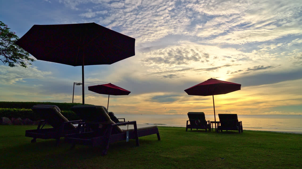 바다 해변 배경과 아침에 일출 의자와 우산 - 휴가 및 휴일 개념