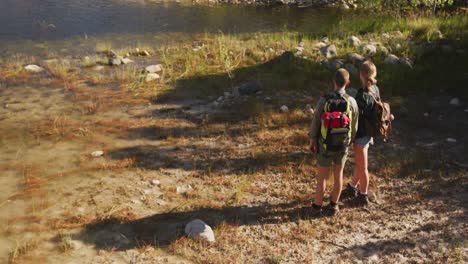 pareja caucásica haciendo senderismo en la naturaleza