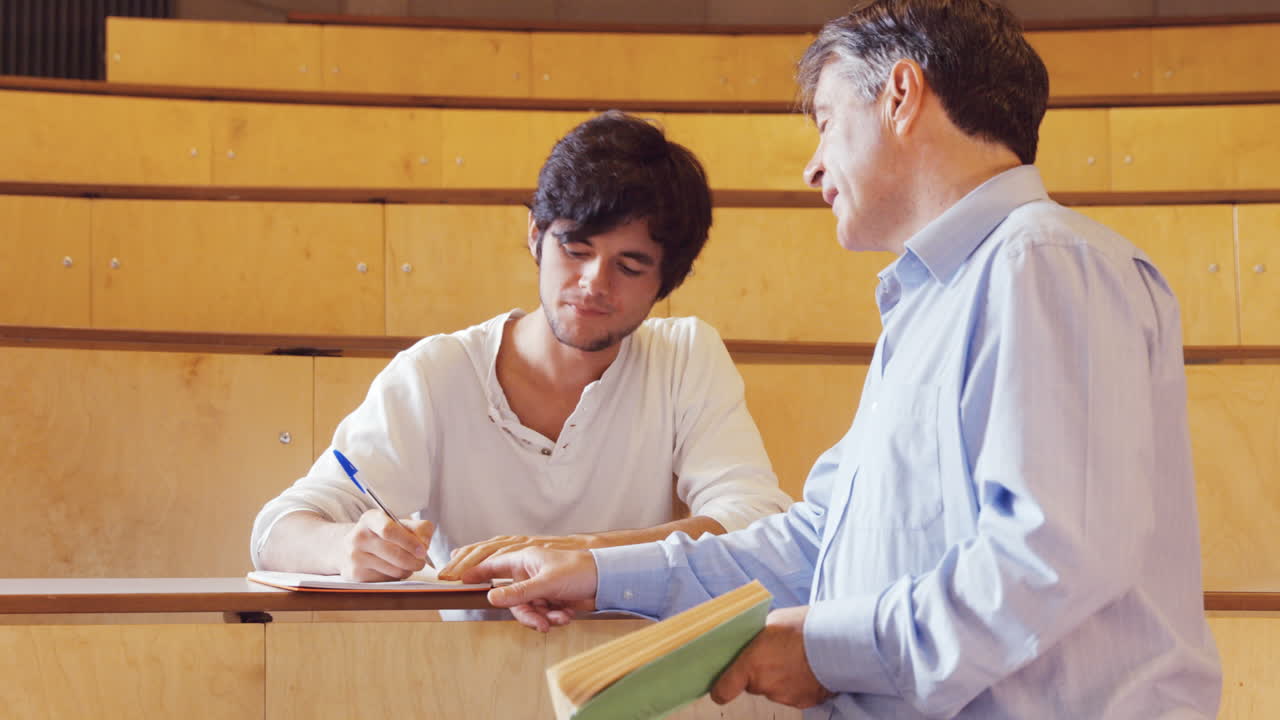 estudiante guapo tomando notas en clase