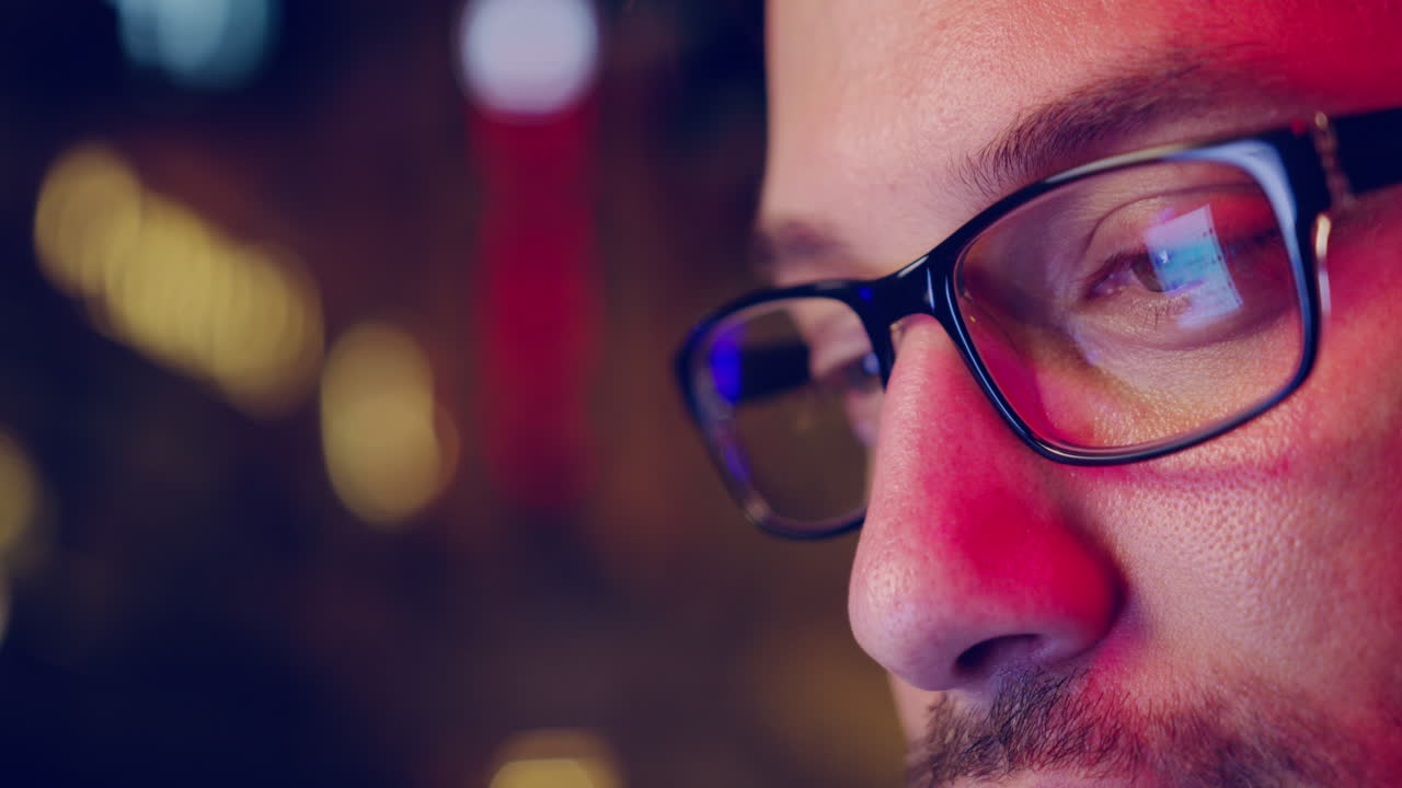 hombre con gafas por la noche