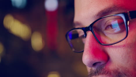 hombre con gafas por la noche
