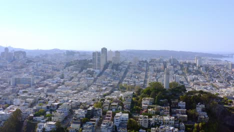 Luftaufnahmen:-Coit-Tower-Und-San-Francisco-Downtown,-Drohnenansicht