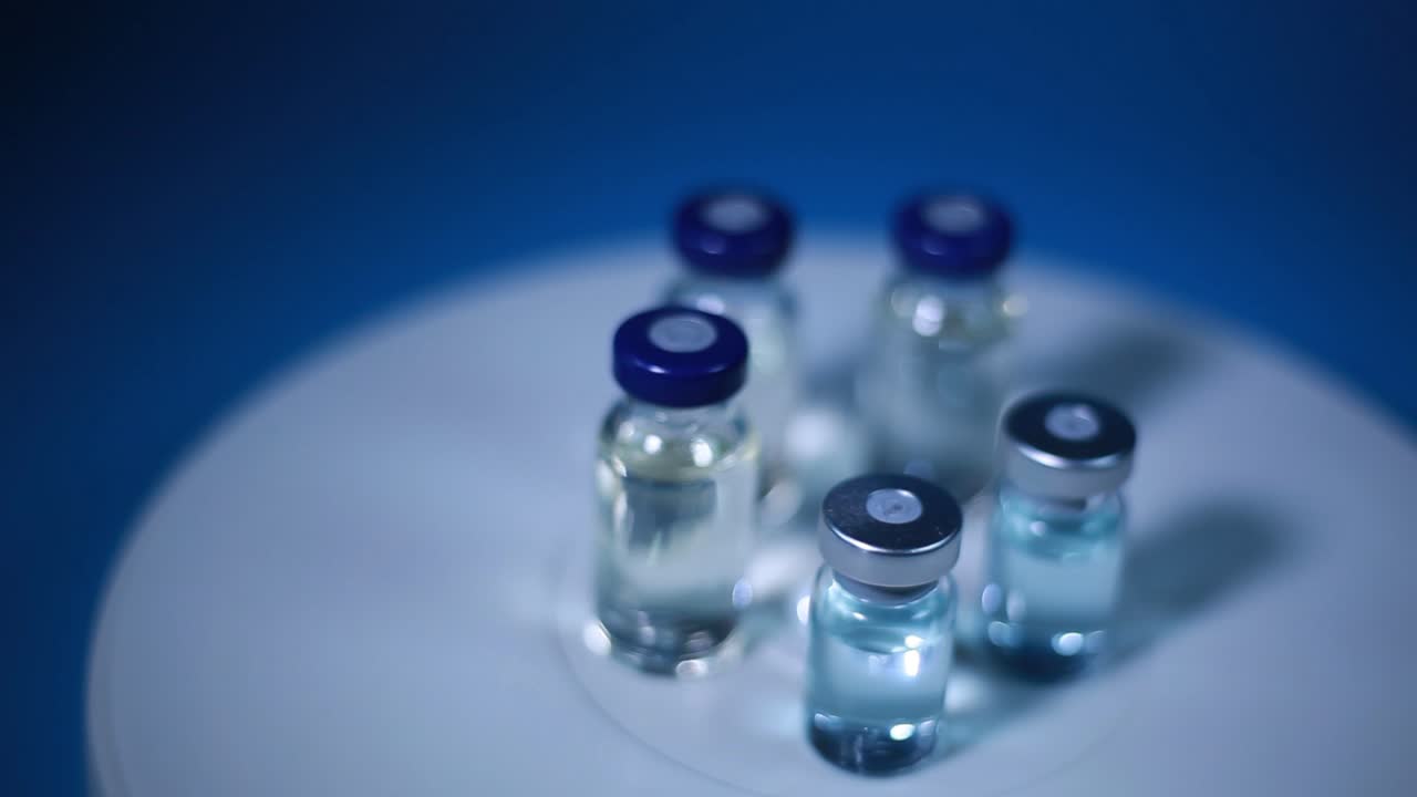 botellas antivirus girando, una mujer toma una botella