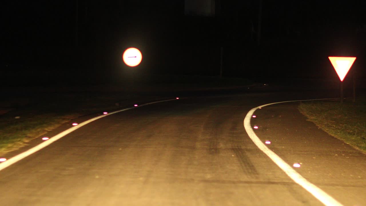 conducir por la noche. una carretera desierta aterradora sin electricidad ni luces. una carretera misteriosa y oscura en la oscuridad.