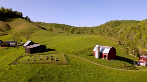 Rote-Scheunenfarmszene-In-Der-Nähe-Von-Bethel,-NC,-North-Carolina