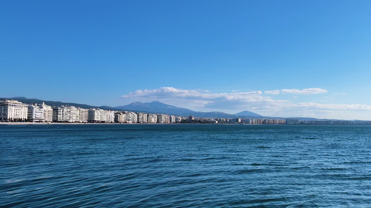 salónica, grecia en un día cálido con cielos azules