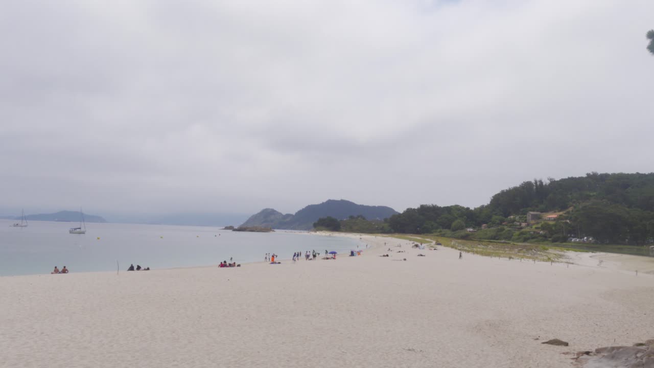 변덕스럽고 흐린 날 cies 섬의 낙원 같은 열대 해변