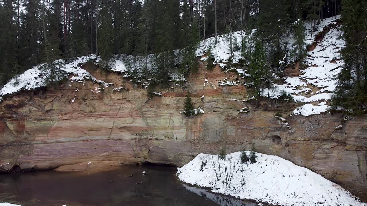 крупный план с воздуха обнажения песчаного утеса зимой