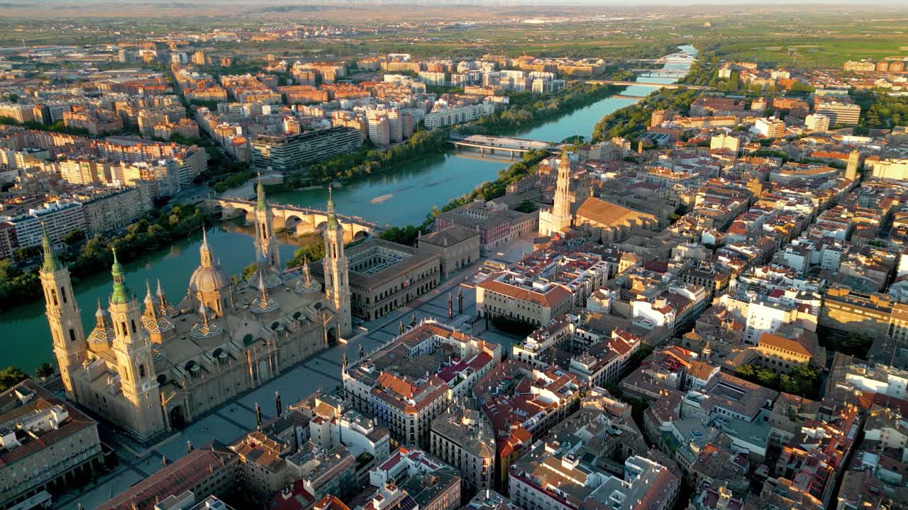 Drone che sorvola il centro città di Saragozza.
