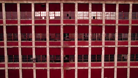 edificio abandonado rojo con una fuerte simetría y patrón