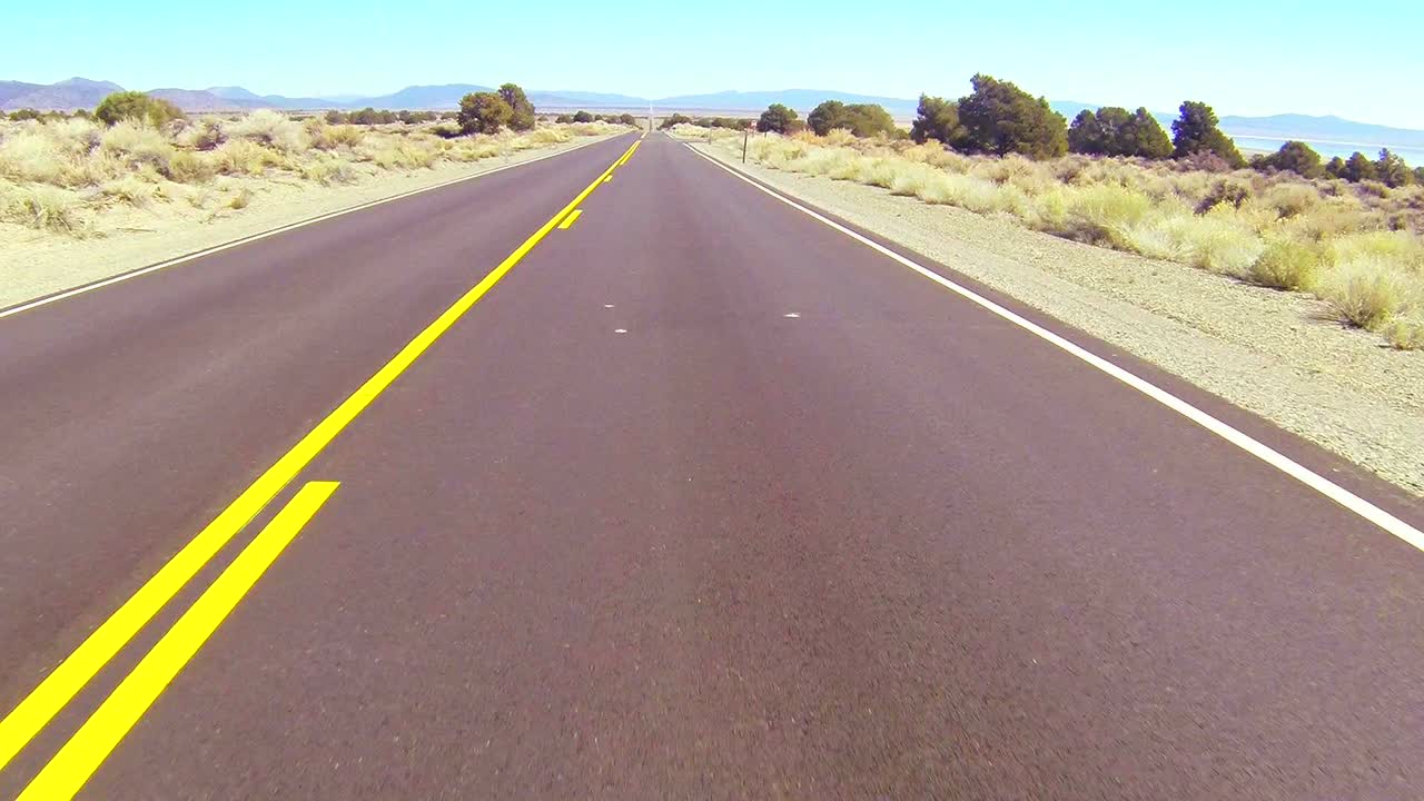 빠르게 운전하는 사막 도로를 따라 pov 샷