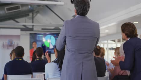 ovación de pie en una presentación de negocios