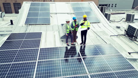 Technik,-Team-Oder-Luftaufnahme-Mit-Solarpanel