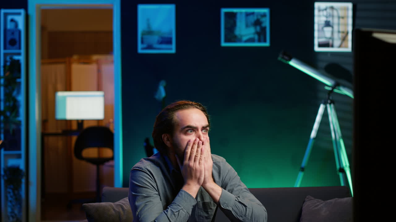 fanáticos deportivos furiosos en la incredulidad durante la transmisión del partido después de que el equipo no anotó