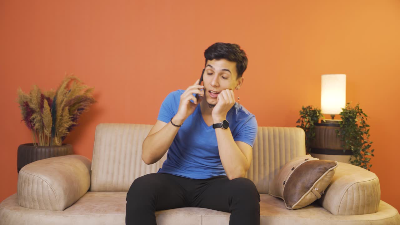 ⁇ 드폰에서 행복하게 이야기하는 남자.