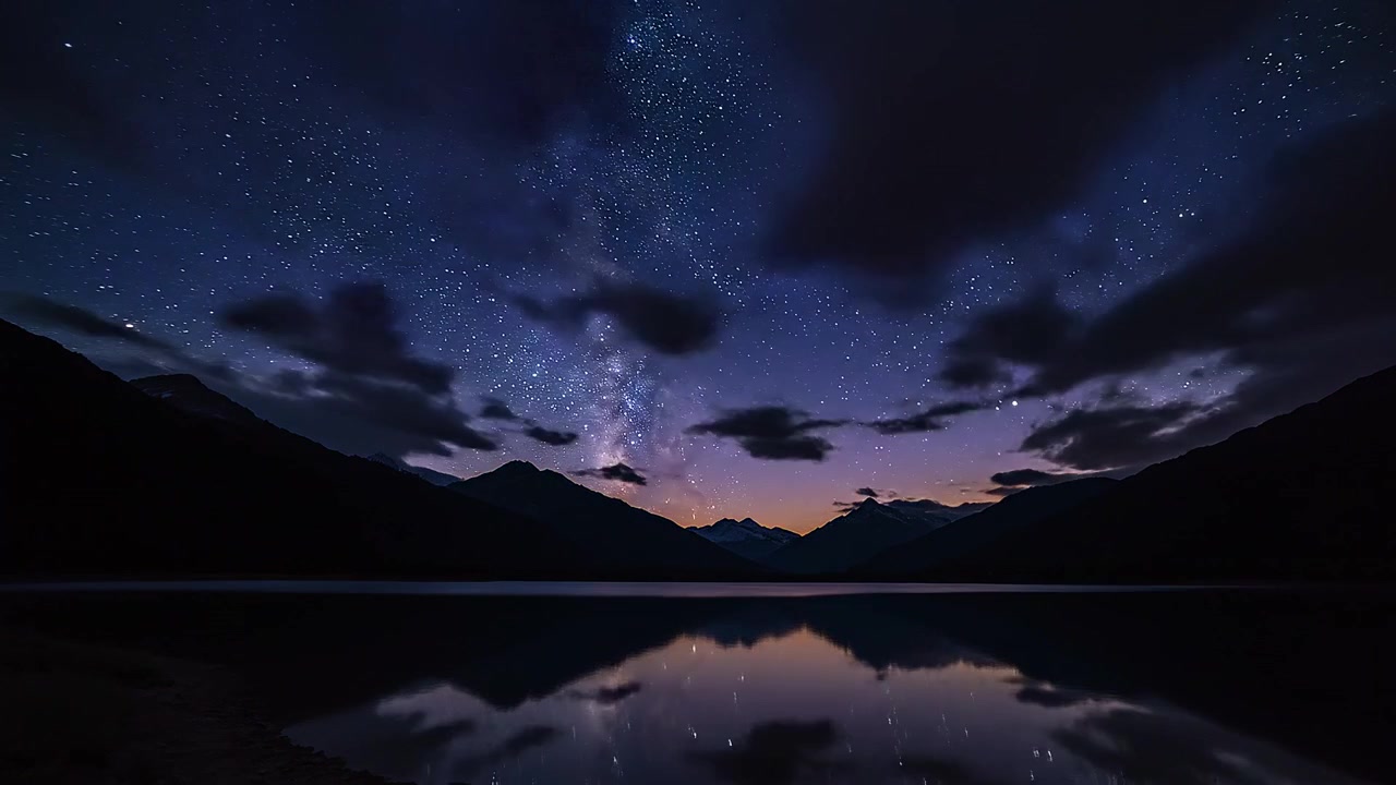 Ruhiger Sonnenuntergang über einem stillen Bergsee mit spiegelndem Wasser