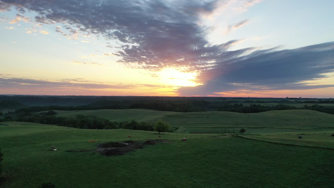시골 풍경 위 의 해가 뜨는 것
