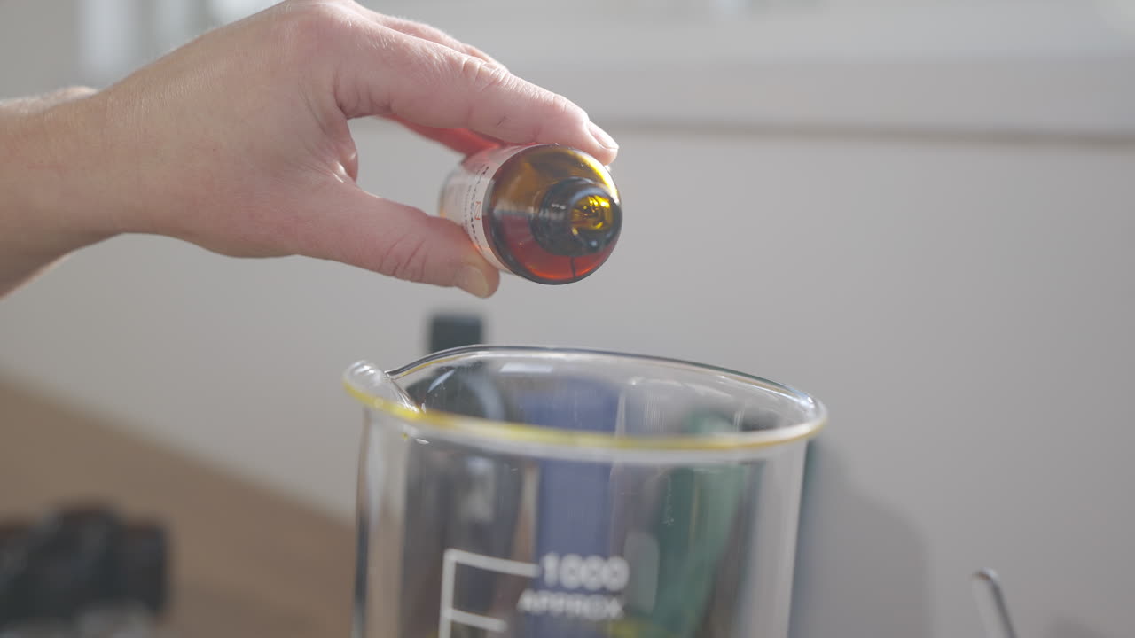 verter olores en el cilindro de medición para crear una vela