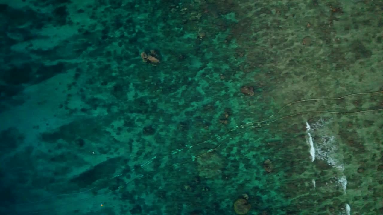 길리 공기에서 일몰 동안 해변에서 인도네시아 보트