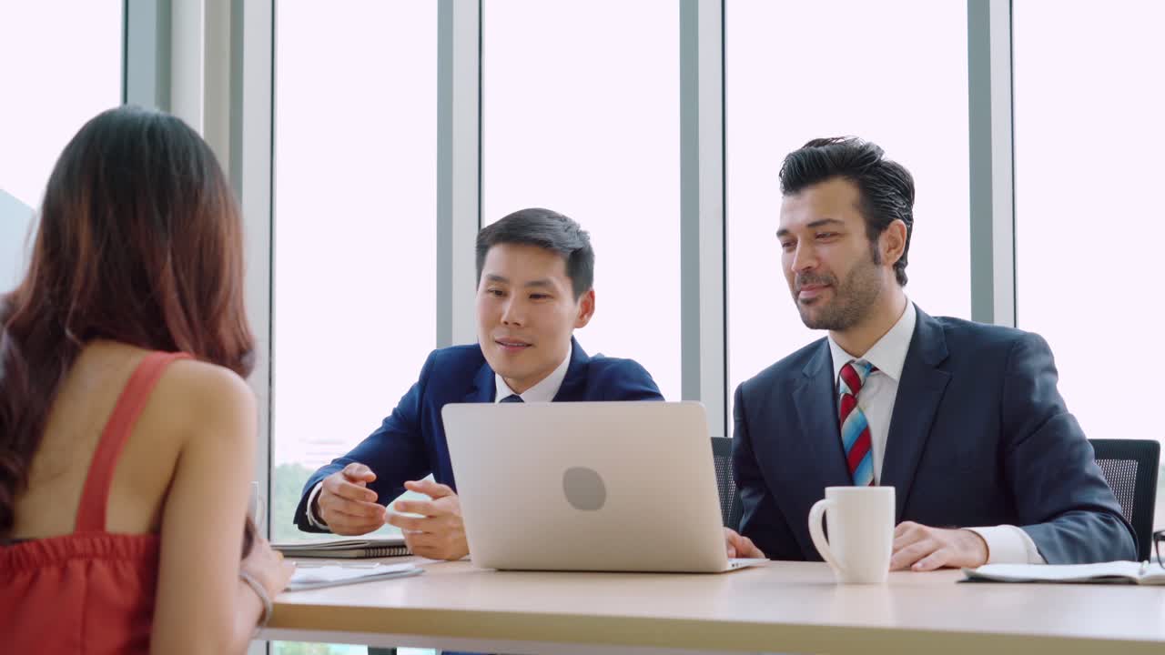 취업 면접 중 인 구직자 와 관리자 의 만남