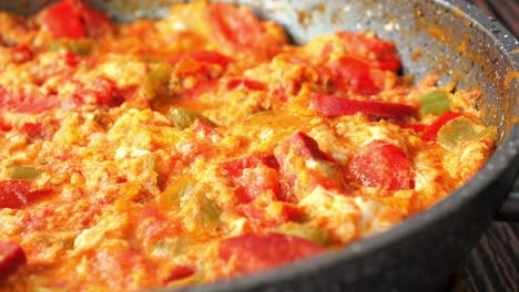 menemen turco - huevos con tomates y pimientos verdes