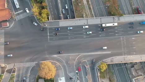 auto rijdt op een groot druk kruispunt, drone topdown timelapse