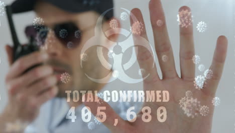 la animación de covid-19 muestra el aumento de casos y células del virus sobre el hombre con walkie talkie.