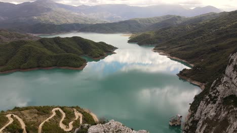 Filmische-Drohnenaufnahme-Des-Bovilla-Stausees-In-Den-Hügeln-Und-Bergen,-Bovilla-See,-Albanien,-Europa