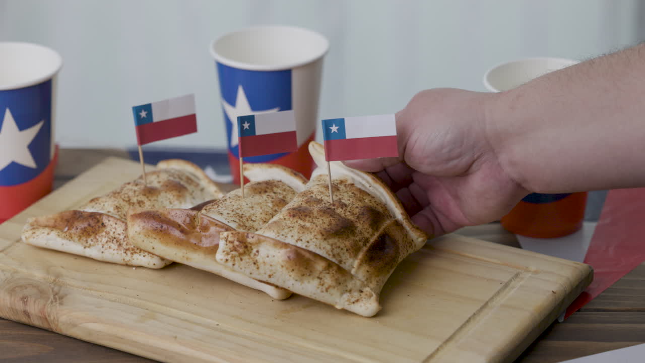 Fiestas Patrias Chile: preparando uma Empanada e hasteando bandeiras chilenas