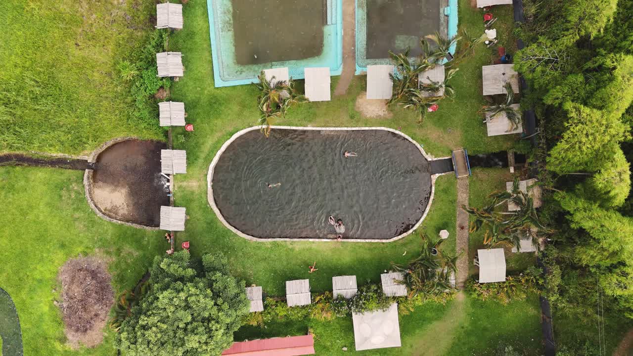 vista de un avión no tripulado de una piscina natural en un eco-parque cerca del río pance en california