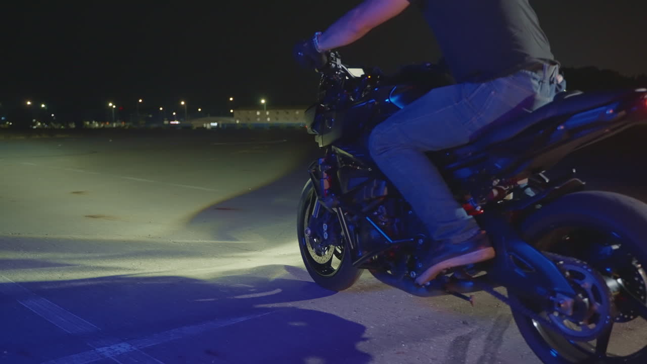 acrobacia en motocicleta por la noche