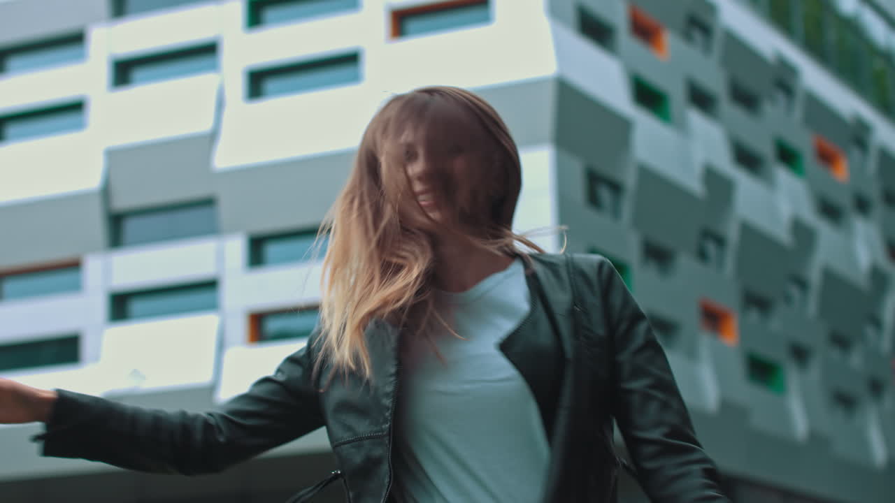 Donna in posa davanti a un edificio moderno