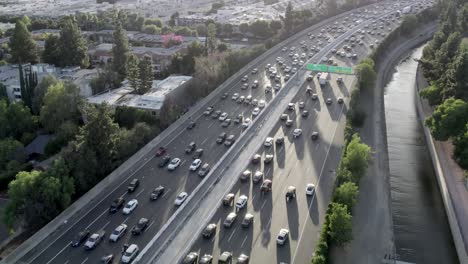 antena ascendente al atardecer, sobre la autopista 101 de hollywood durante el tráfico en hora punta