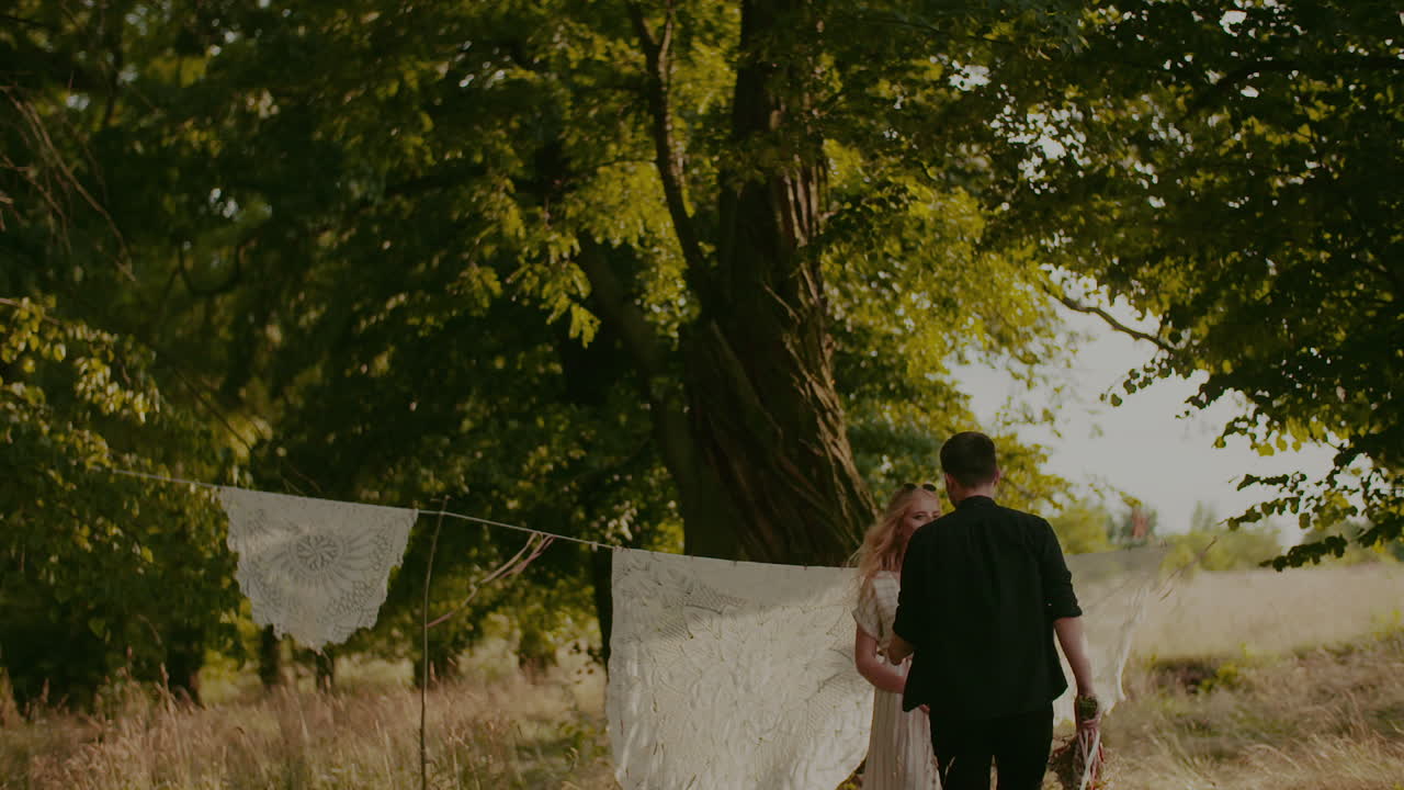 여름 4에 야외에서 여자를 지원하는 젊은 남자