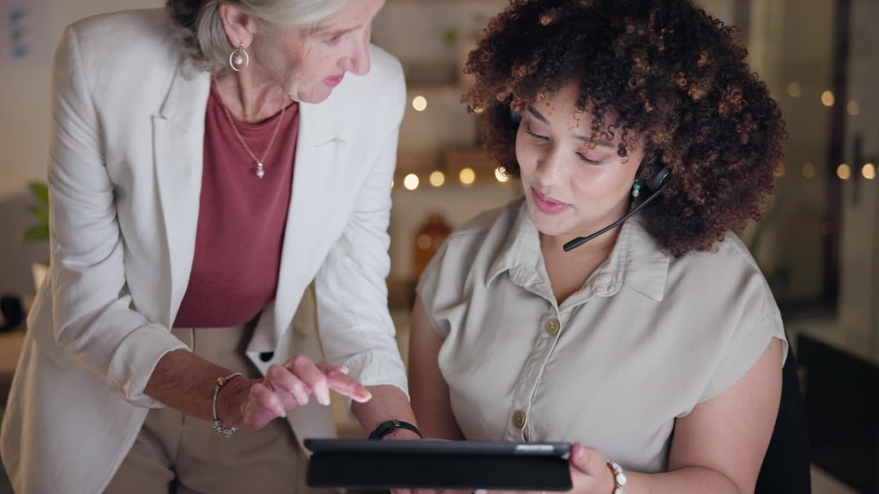 capacitación, tableta o gerente sénior en el centro de llamadas