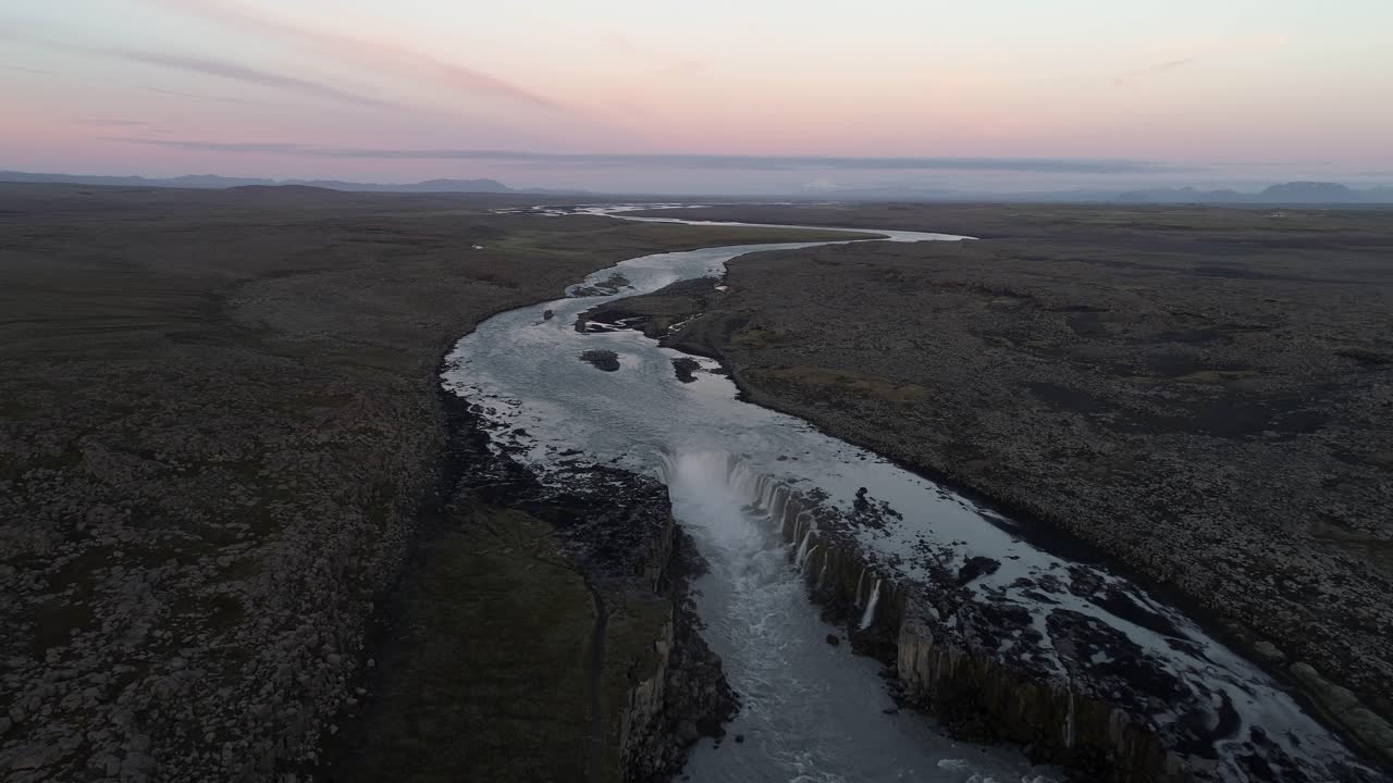 Islandsk vandfald ved daggry